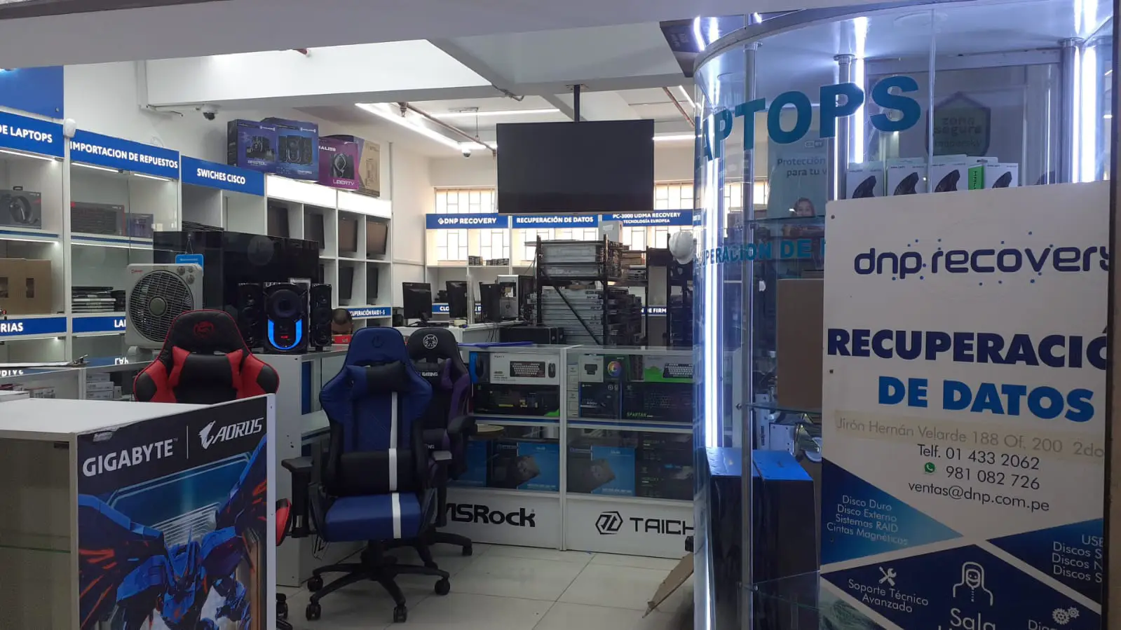 Pasillo del segundo nivel de CC Cyber Plaza